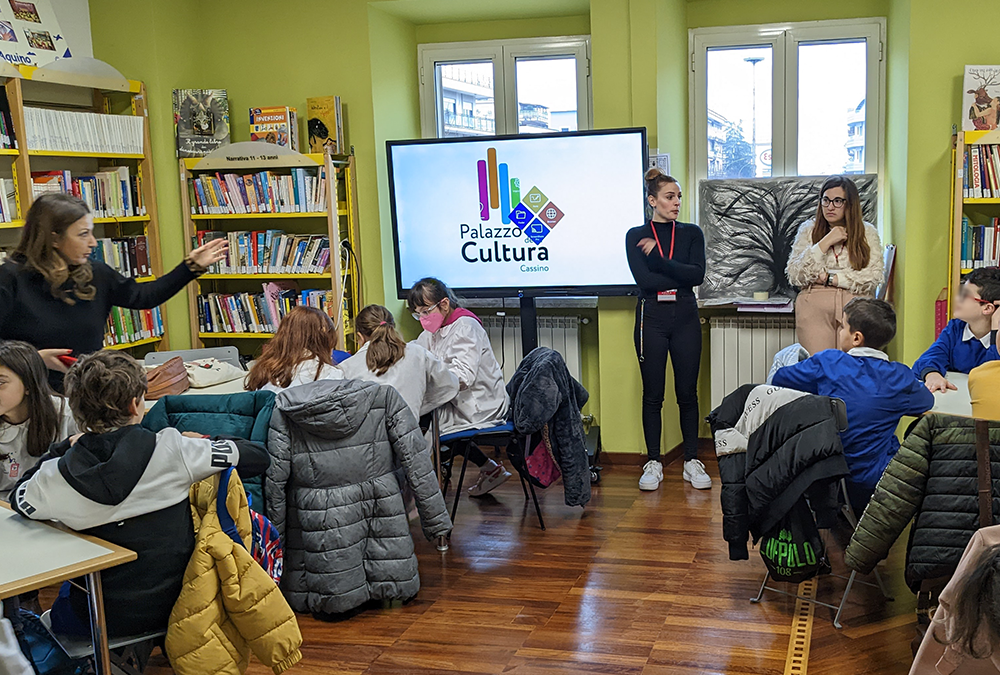 La 5°B della scuola Pio di Meo  in biblioteca!